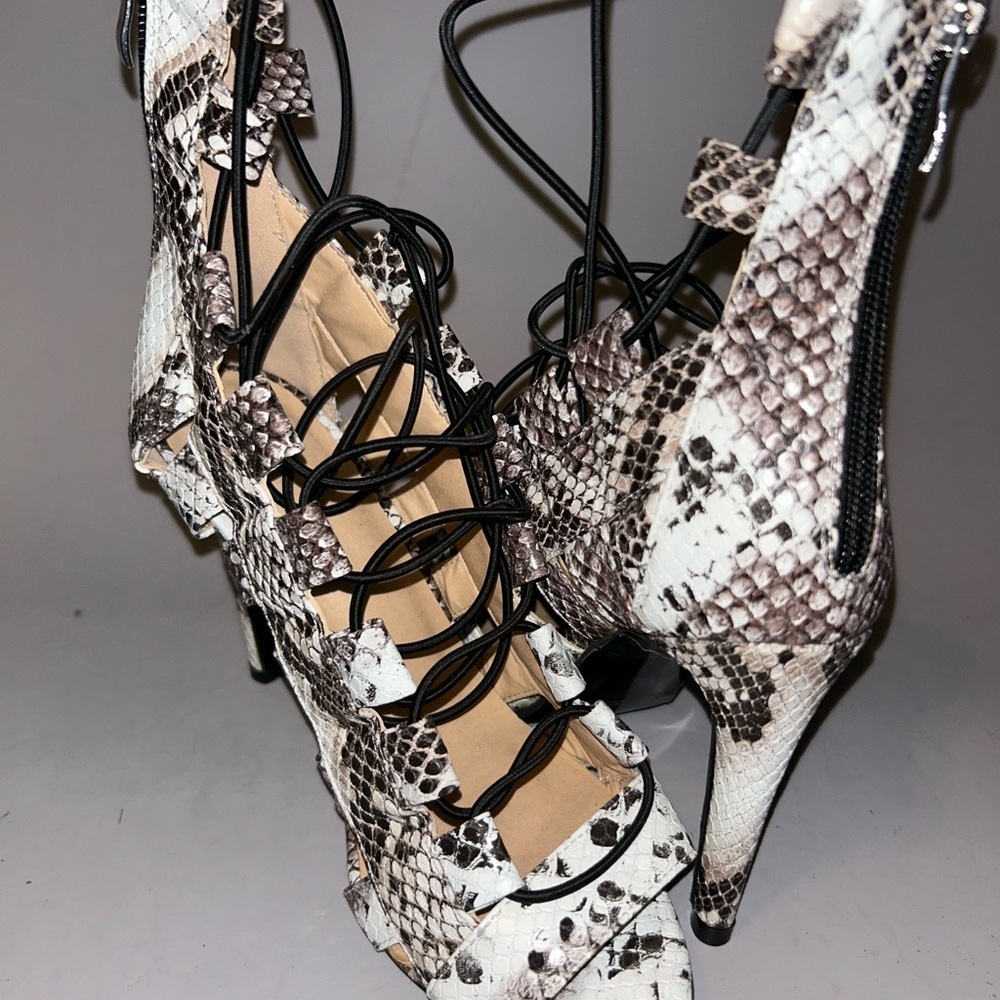 Laced heeled saldals